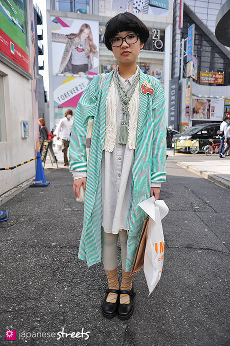 120415-0547: Japanese street fashion in Harajuku, Tokyo (Victoria's Secret, UNIQLO, EMAC, Kuro Benz)
