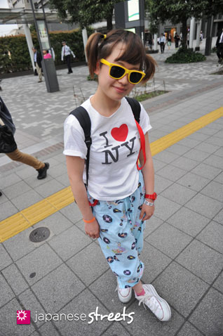 120530-6583: Japanese street fashion in Shibuya, Tokyo (LIM CODE, JAN SPORTS, NADIA, FOREVER21)