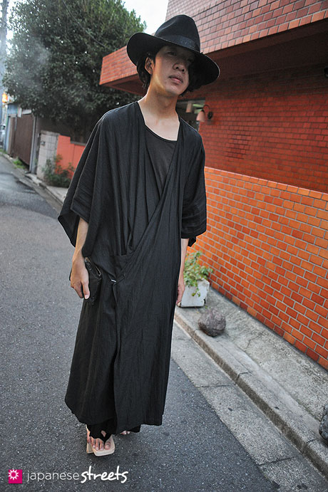 120805-7568 - Japanese street fashion in Harajuku, Tokyo (Y's for Men, LIMI feu)