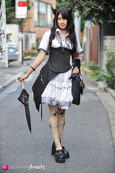 120929-0571 - Japanese street fashion in Harajuku, Tokyo (MAD GIRL, Bodyline, h.Naoto, w.p.c, Bunka, LAPIS LAZUMI)