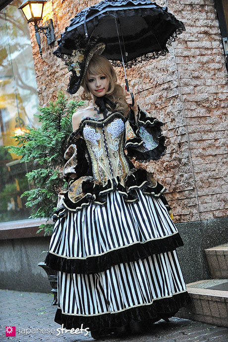120930-1114 - Japanese street fashion in Harajuku, Tokyo (Kikira Shoten, Alice and the Pirates, QUEEN BEE)