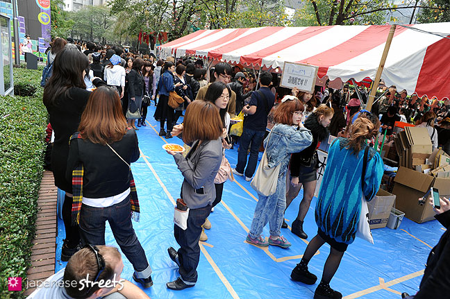 111103-6330: Enjoying food at the Culture Festival at Bunka Fashion College in Tokyo