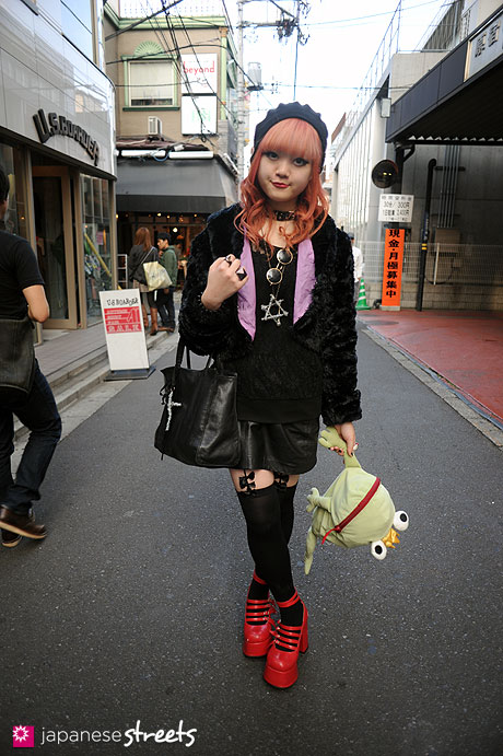 111113-8693: Japanese street fashion in Harajuku, Tokyo (agnès b., Viva Cute Candy, Cheri Cheri, H&M, Bodyline, Hell Cats Punks)