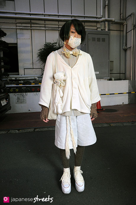111123-0285: Japanese street fashion in Harajuku, Tokyo (guild, UNIQLO, eatable, keisuke kanda, muji, nadia, frapbois, MACARONIC)