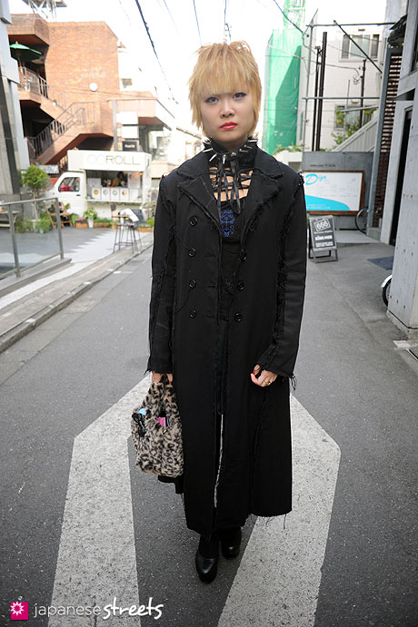 111127-0419: Japanese street fashion in Harajuku, Tokyo (h.NAOTO Blood, Na+H, SLY, UNITED ARROWS)