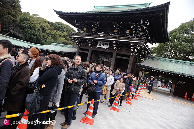 120101-2122: Thousands of people waiting to pray at Meiji Jingu shrine in Tokyo, Japan