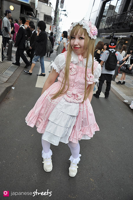 120429-1828: Japanese street fashion in Harajuku, Tokyo (Baby, the Stars Shine Bright, MAXICIMAM, Angelic Pretty)