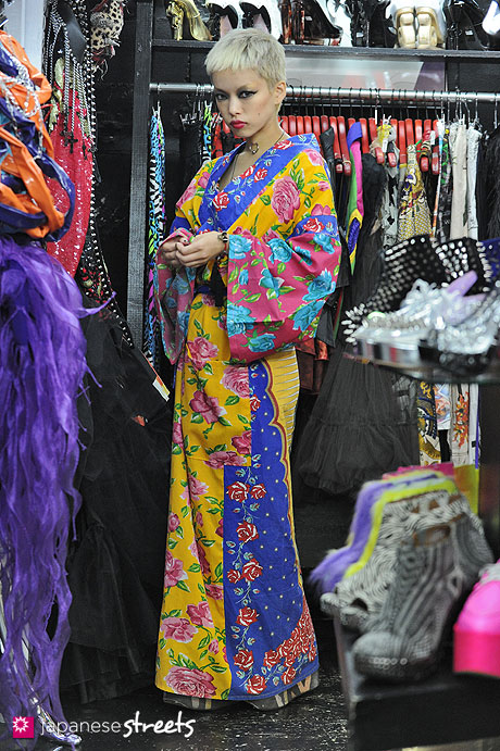 121008-2575 - Japanese street fashion in Harajuku, Tokyo (DOG-Moonspoon Saloon X Buffalo)