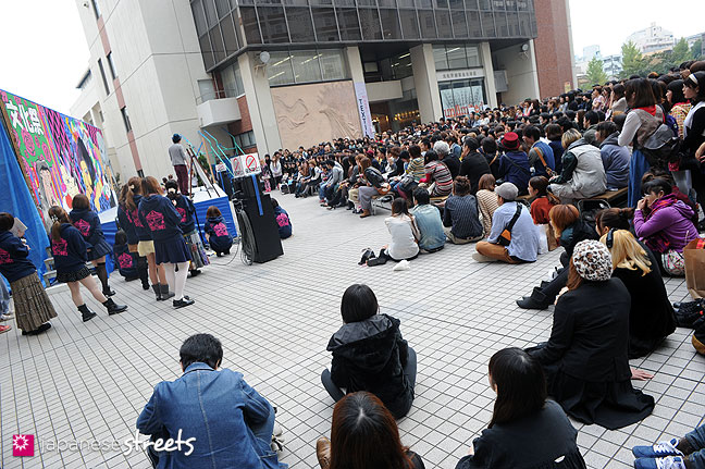 111103-6570: Watching comedians perform at the Culture Festival at Bunka Fashion College in Tokyo